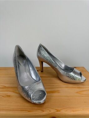 Bandolino Rainaa Silver Metallic Peep Toe Pumps Evening Wedding Guest Heels 8